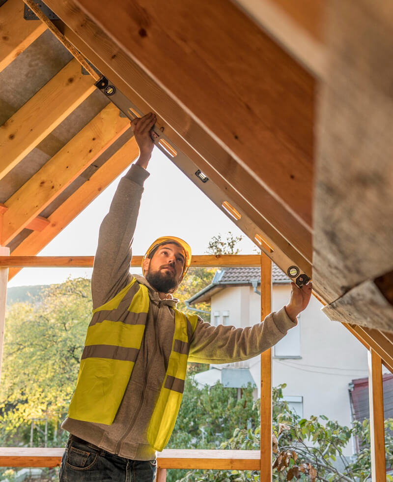 Dachausbau - Handwerker arbeitet am Dach