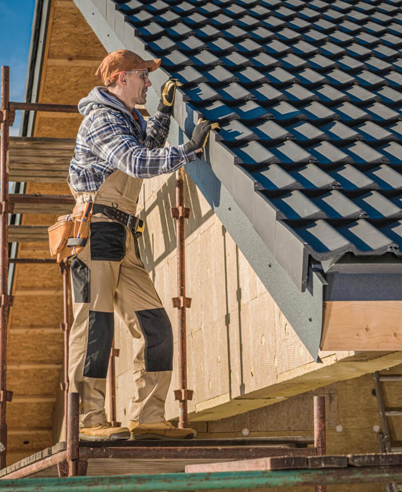 Dachsanierung - Dachdecker saniert ein Dach