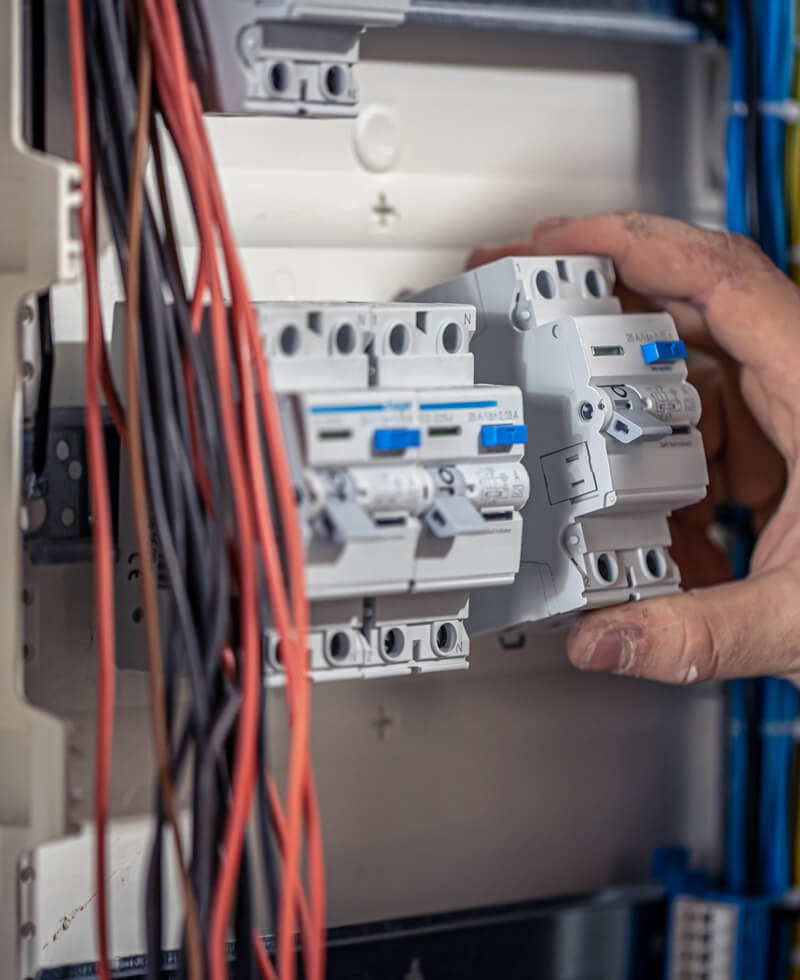 Elektrosanierung - Elektriker saniert die Elektrik